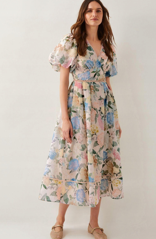 Monsoon je značka ktorá prináša elegantné a kvalitné oblečenie pre ženy ktoré chcú vyniknúť v každodennom živote aj na výnimočných udalostiach